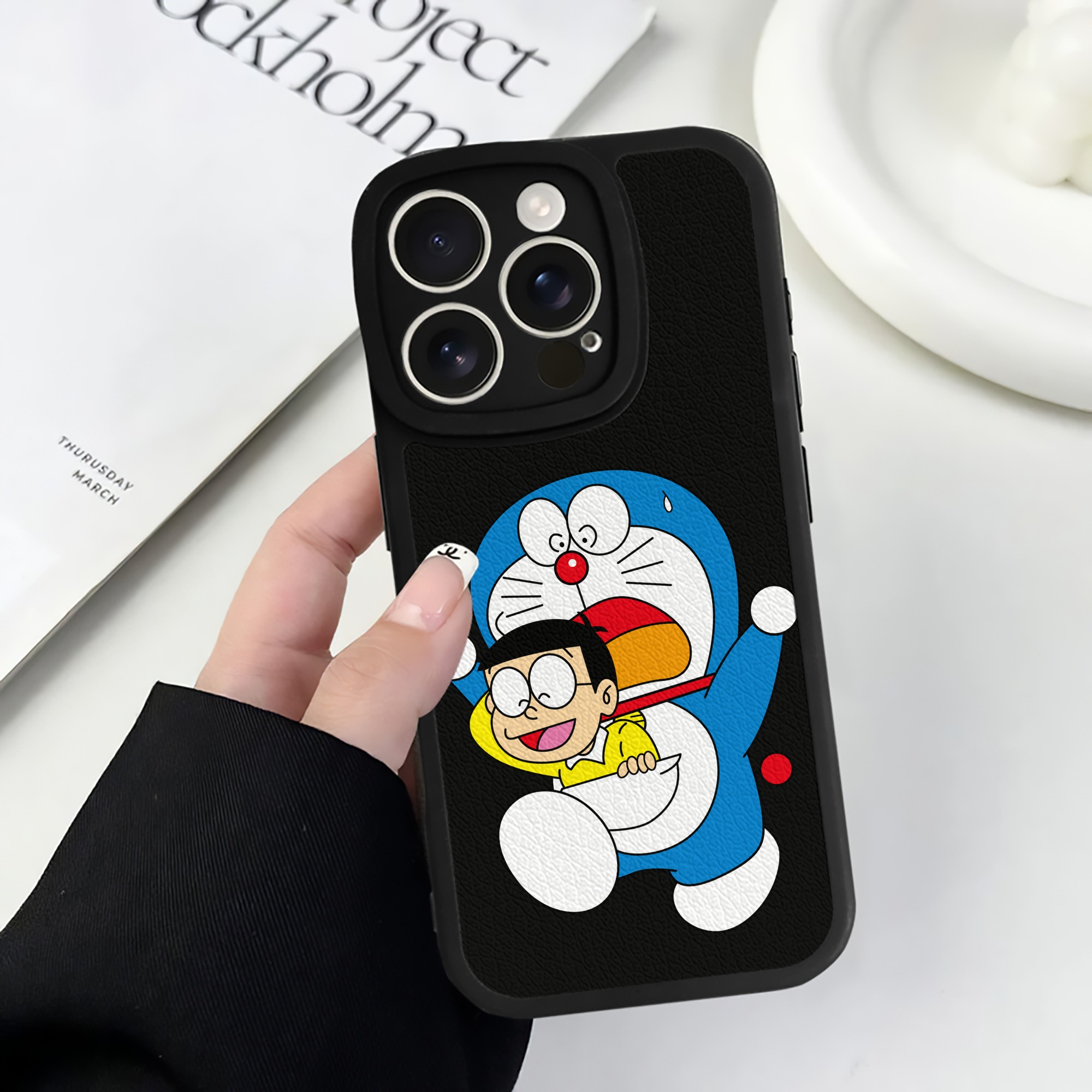 （画像用） ドラえもん Doraemon 【iPhone 16シリーズ対応】シリコンスマホケース（レザー調） 材質：シリコン